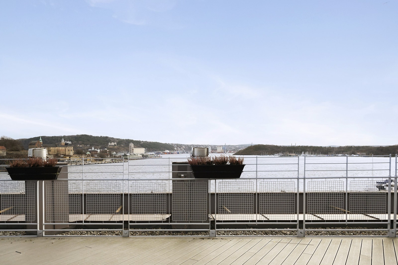 Fantastisk felles takterrasse rett ved leiligheten med super fjordutsikt og gode solforhold. Galleribilde