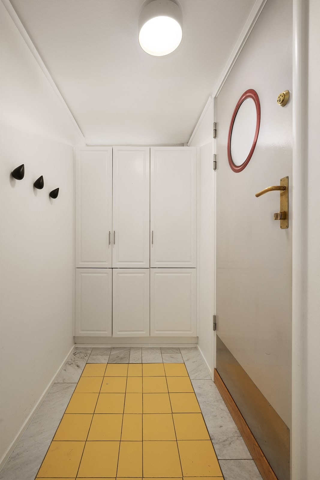 Entré med garderobe. Galleribilde