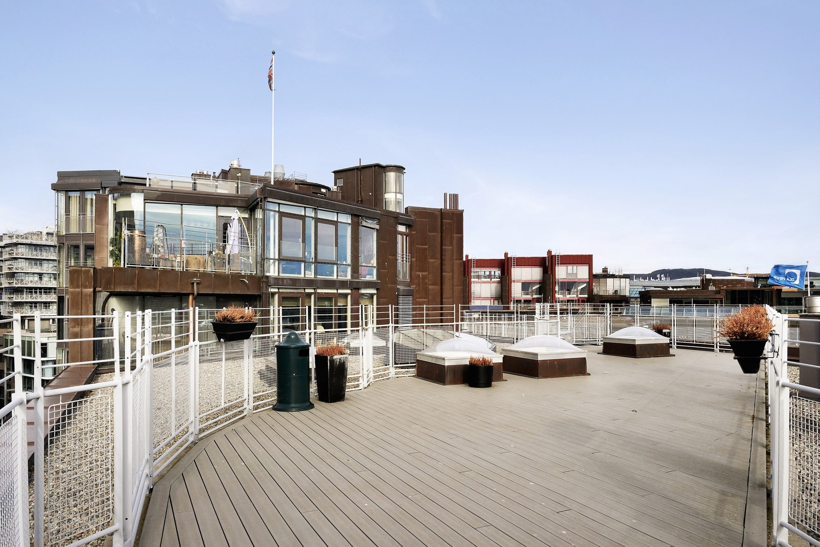 Fantastisk felles takterrasse rett ved leiligheten med super fjordutsikt og gode solforhold. Galleribilde