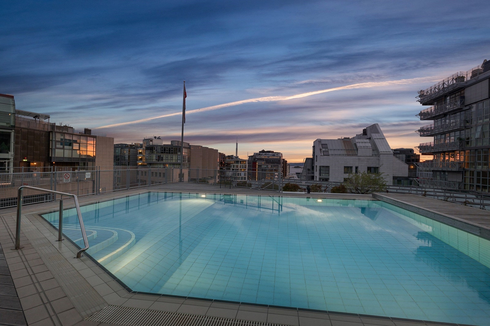 Leiligheten ligger på samme etasjeplan som felles svømmebasseng (broadkomst til nabobygg). Bassenget er oppvarmet hele året. Det er også møterom/selskapslokale med garderober rett ved bassenget. Galleribilde
