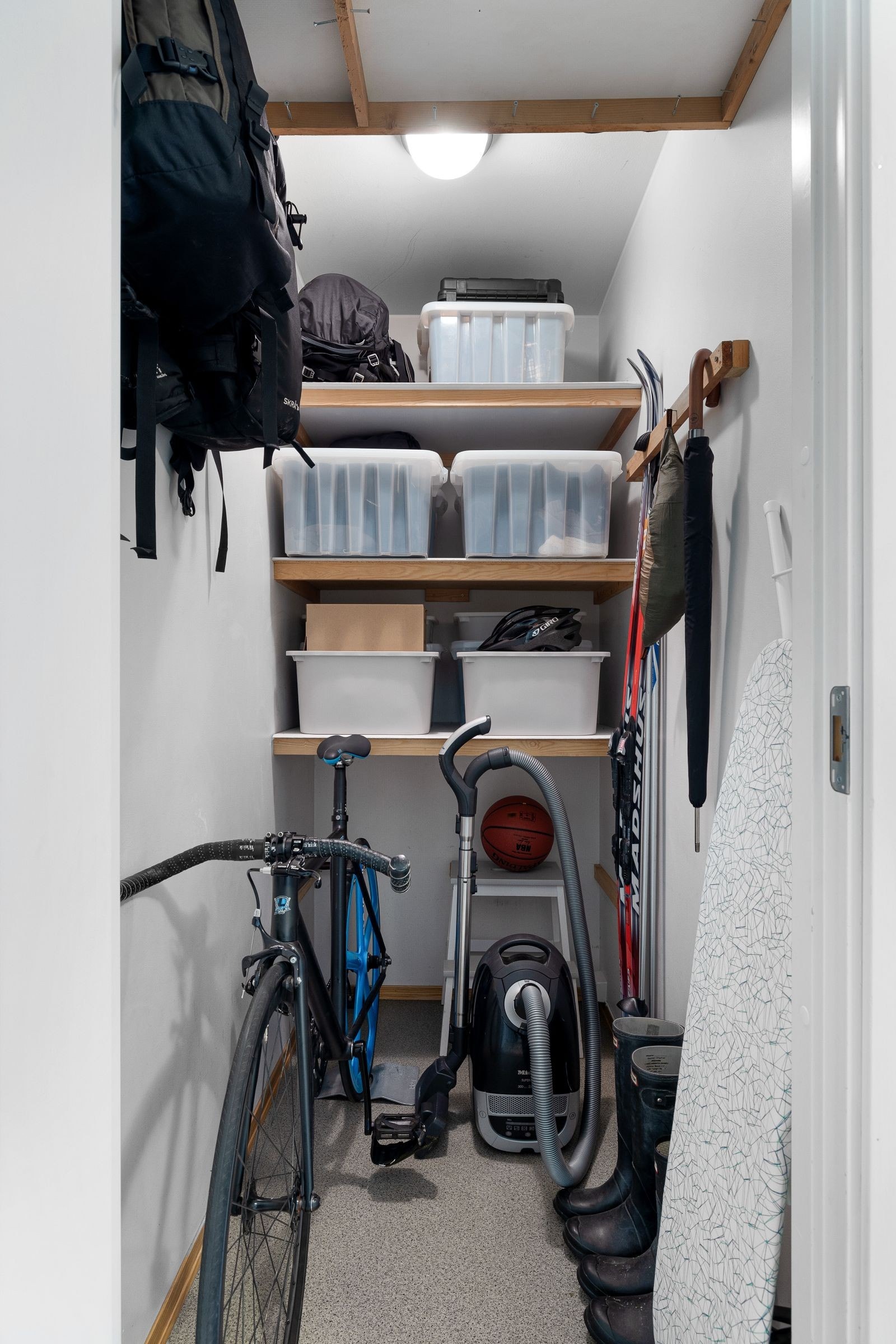 Innvendig bod i entré. Galleribilde