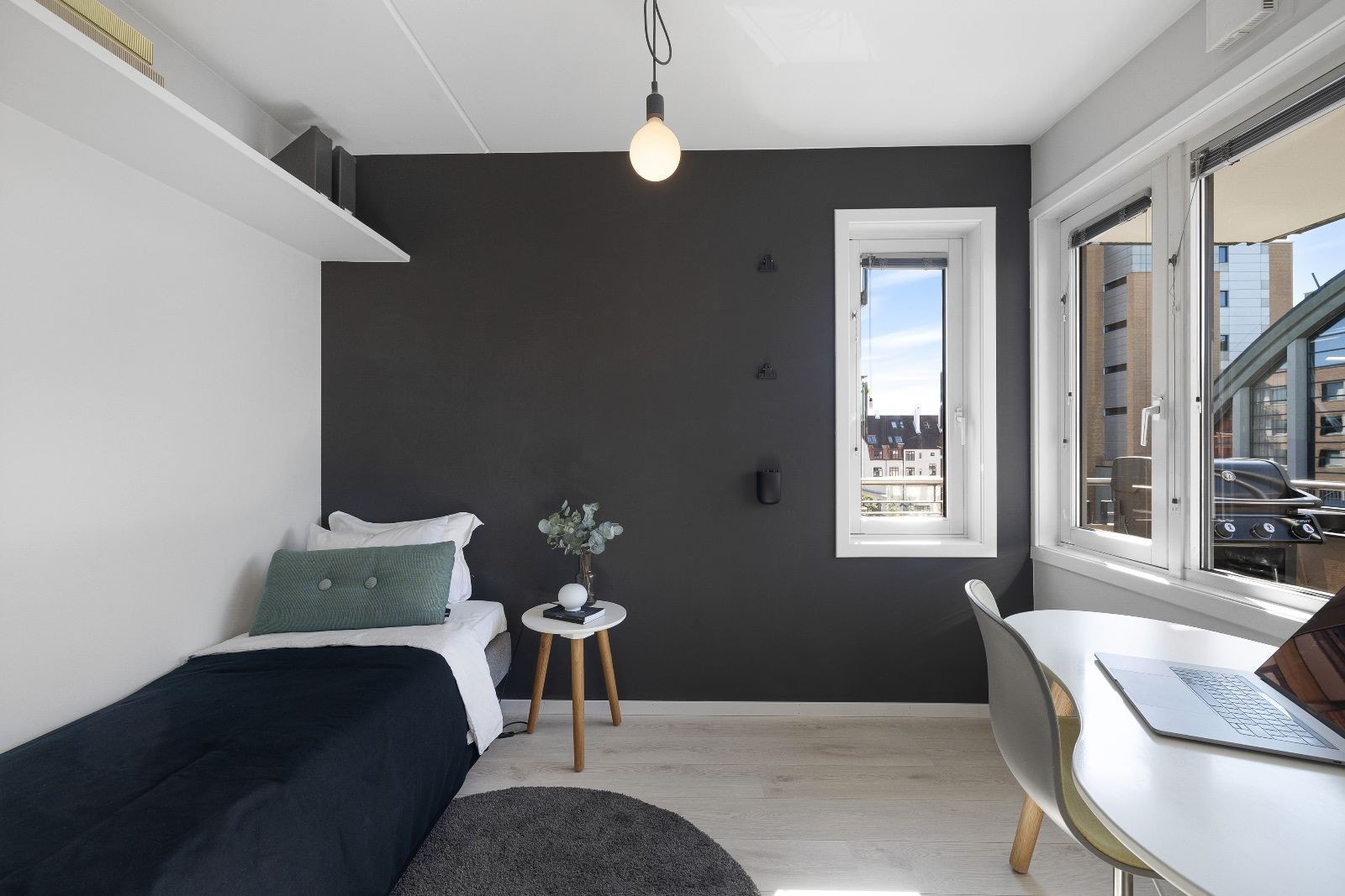 Soverom 2 har store vinduer og godt med plass. Galleribilde