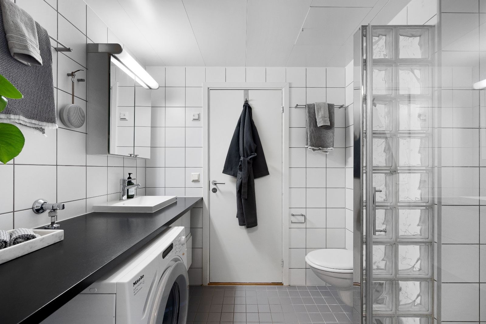 Romslig og lekkert bad. Galleribilde