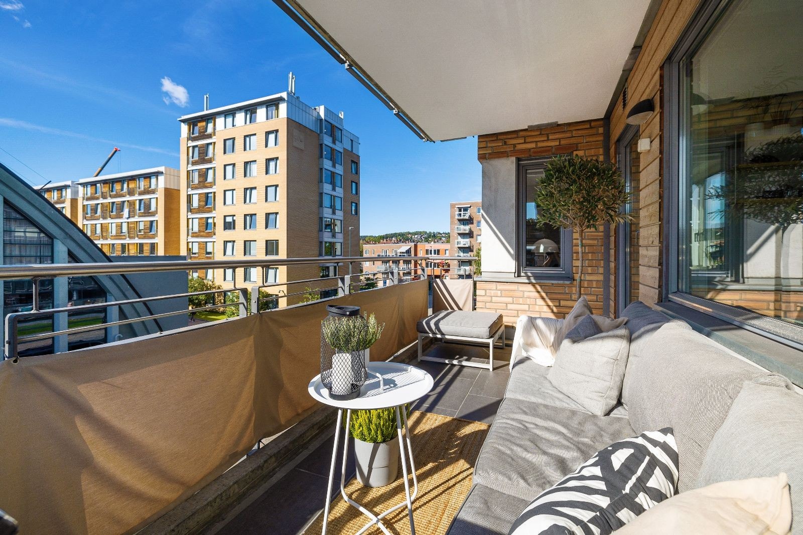 Stor vestvendt balkong meg god plass til sittegruppe og grill. Galleribilde