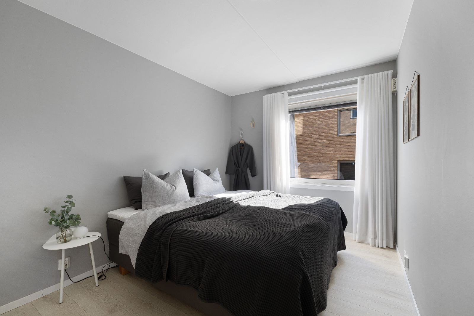 Stor hovedsoverom med god plass til dobbeltseng. Galleribilde