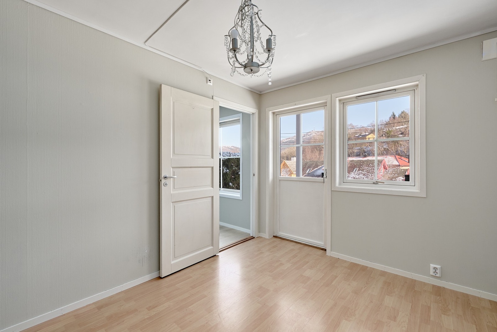 Soverom 1 har skyvedørsgarderobe og utgang til terrasse Galleribilde