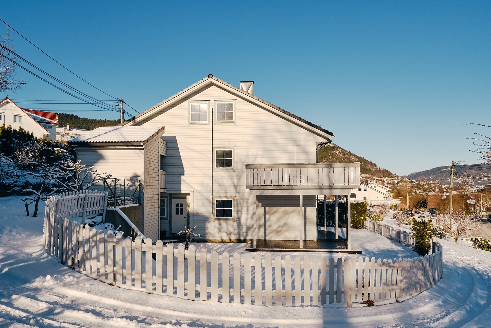Leiligheten ligger på bakkeplan med hage og overbygget terrasse Galleribilde