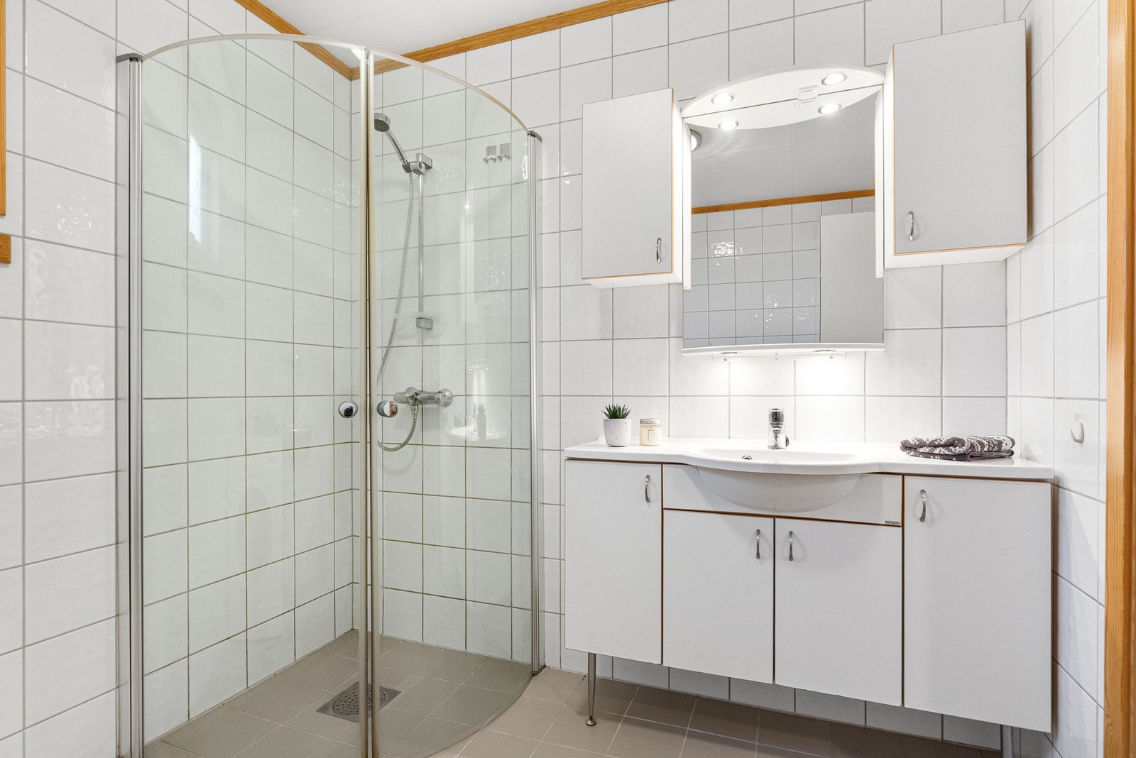 Lyst og tidløst bad på 5,7 kvm. med bl.a. gulvvarme, innfellbare dusjdører, utsalgsvask og opplegg for vaskemaskin Galleribilde