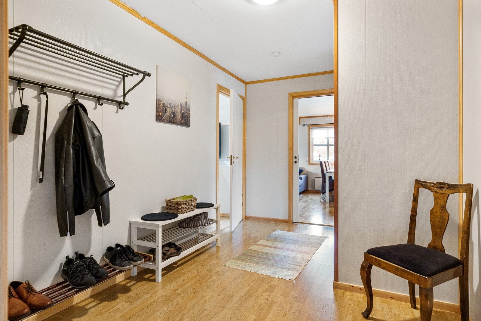 Romslig gang på 8,5 kvm. med plass ulike oppbevaringsløsninger Galleribilde