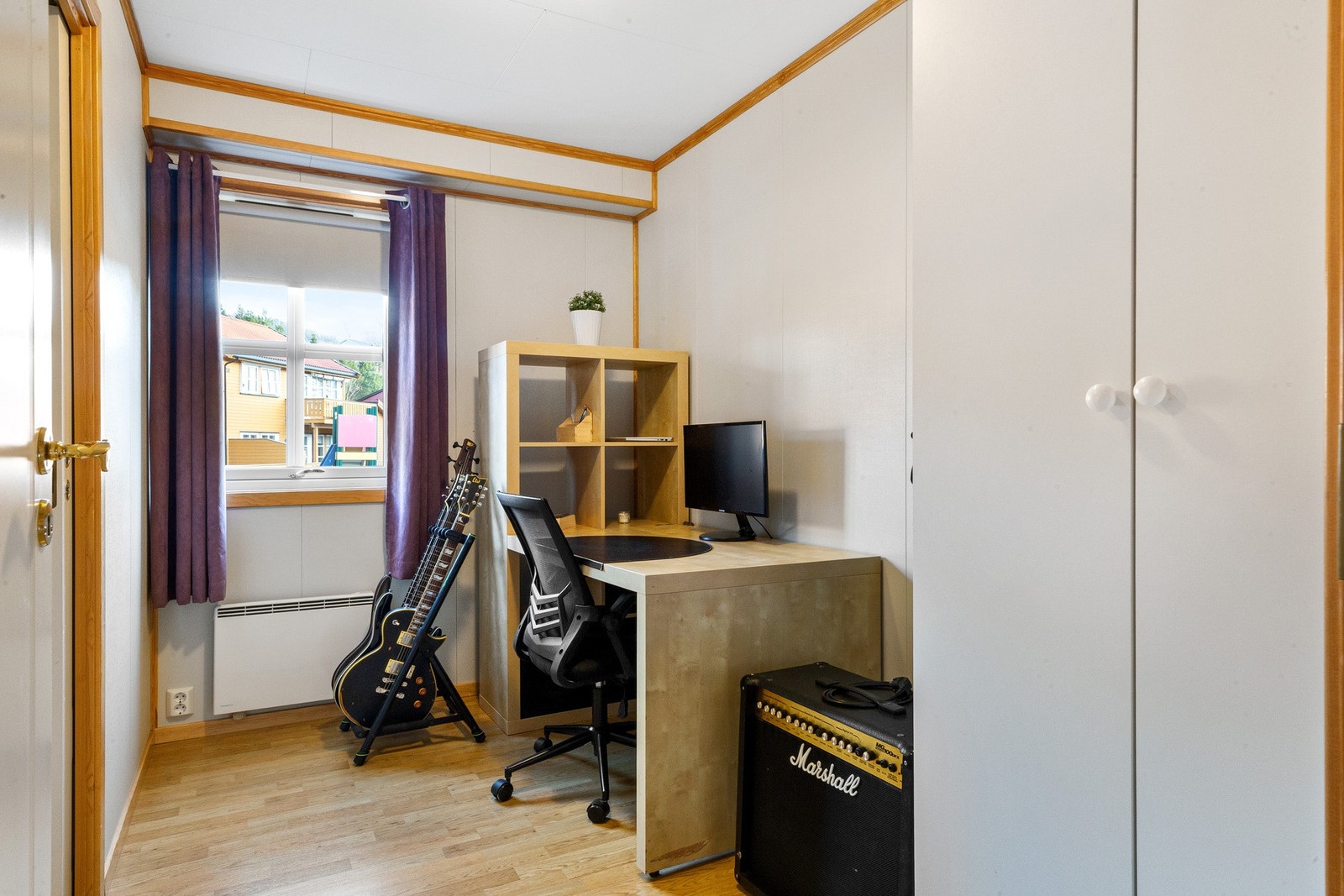 Det andre soverommet er på 6,3 kvm. og har inngang til bod/ garderoberom Galleribilde