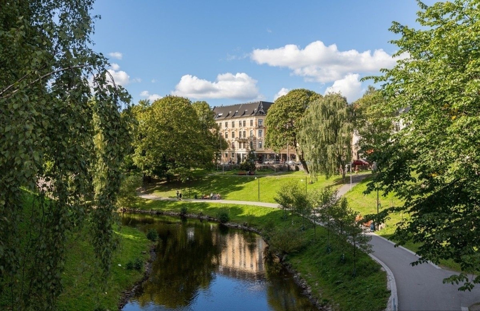 Akerselva - en grønn oase gjennom byen, med brusende fossefall, rolige stier og rik historie langs bredden. Galleribilde
