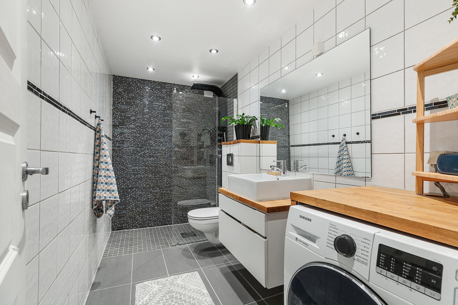 pent og stort bad, oppgradert med flis på flis i 2015. Galleribilde