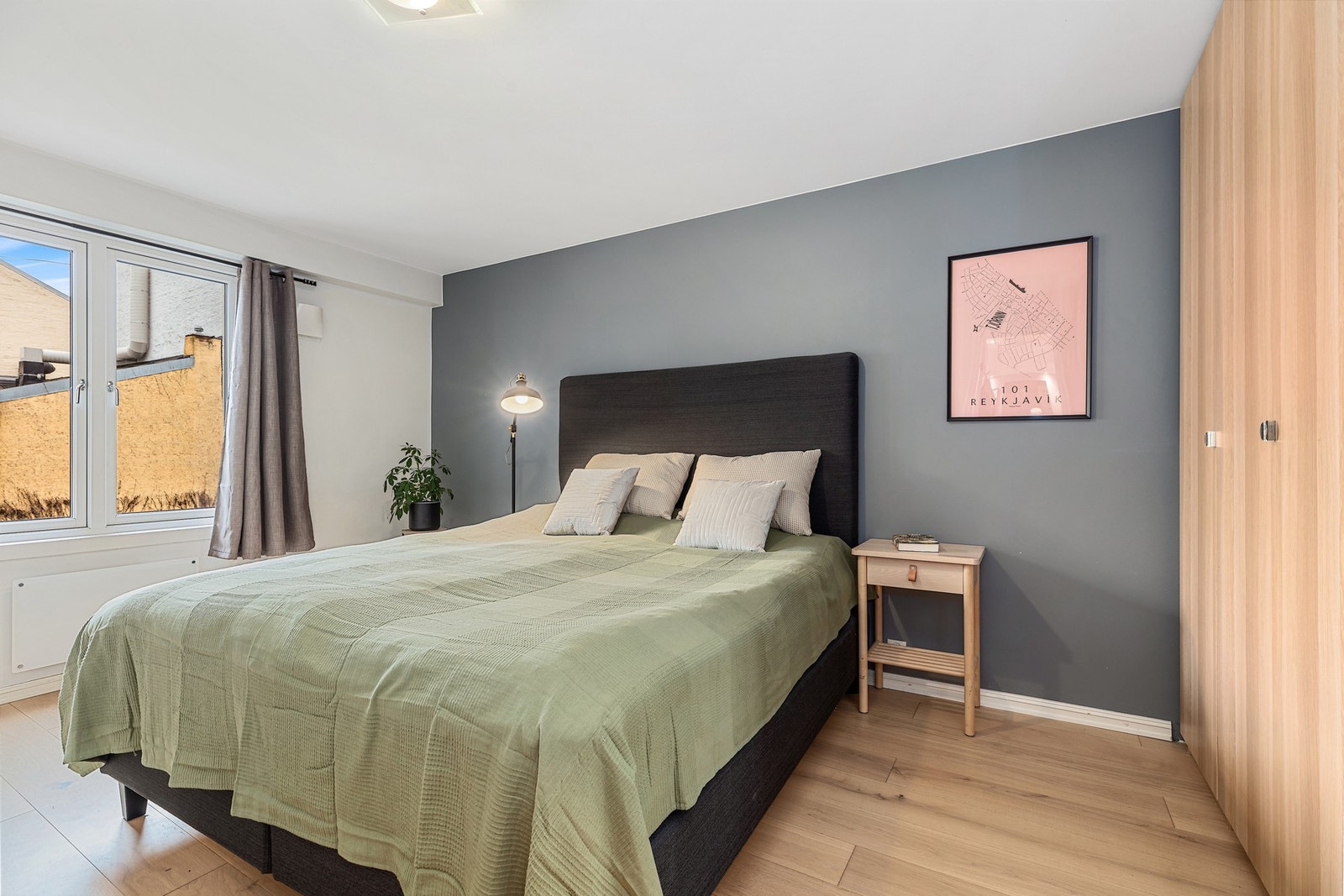 Stort og romslig hovedsoverom. Her er det godt med plass til dobbelt seng og tilhørende nattbordsløsning. Galleribilde