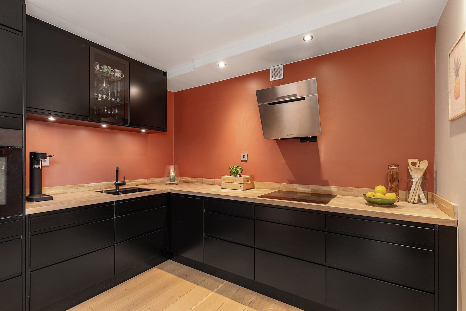 Kjøkken er moderne med glatte fronter, trebenkeplate, nedfelt komposittkum og integrerte hvitevarer. Galleribilde