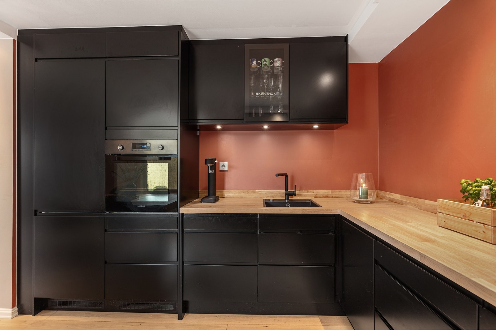 Kjøkkenet har rikelig med benkeplass og delvis overbygget skap. Galleribilde