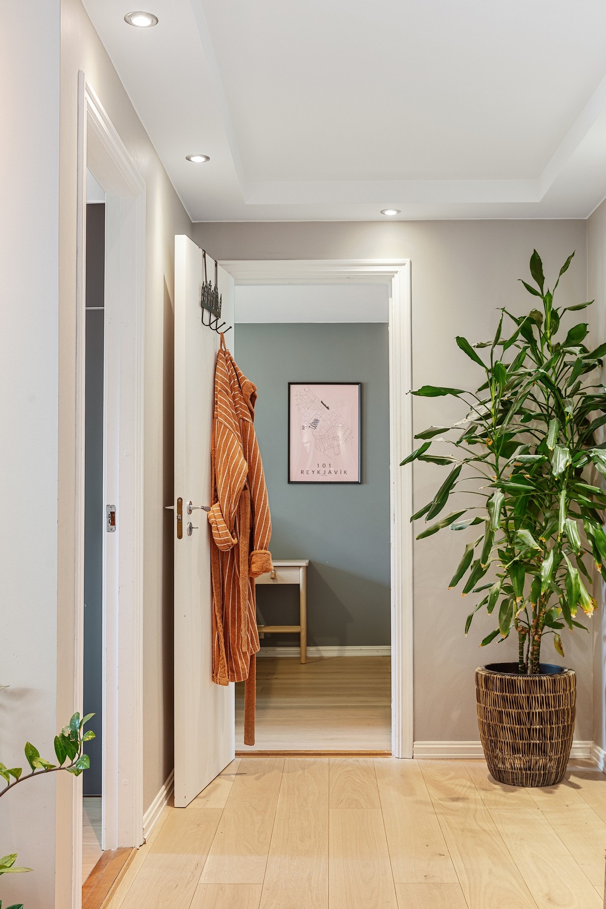 Leilighetens soverom er praktisk plassert i en ende. Galleribilde