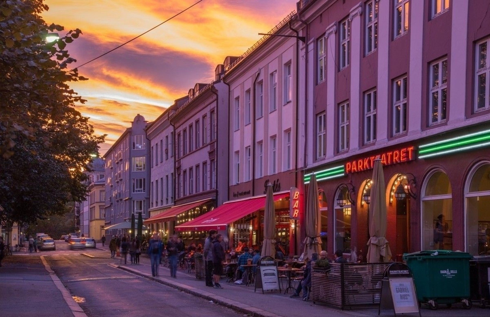Stemningsfulle "Løkka" på kveldstid - livlige gater, hyggelige kafeer og et pulserende uteliv. Galleribilde