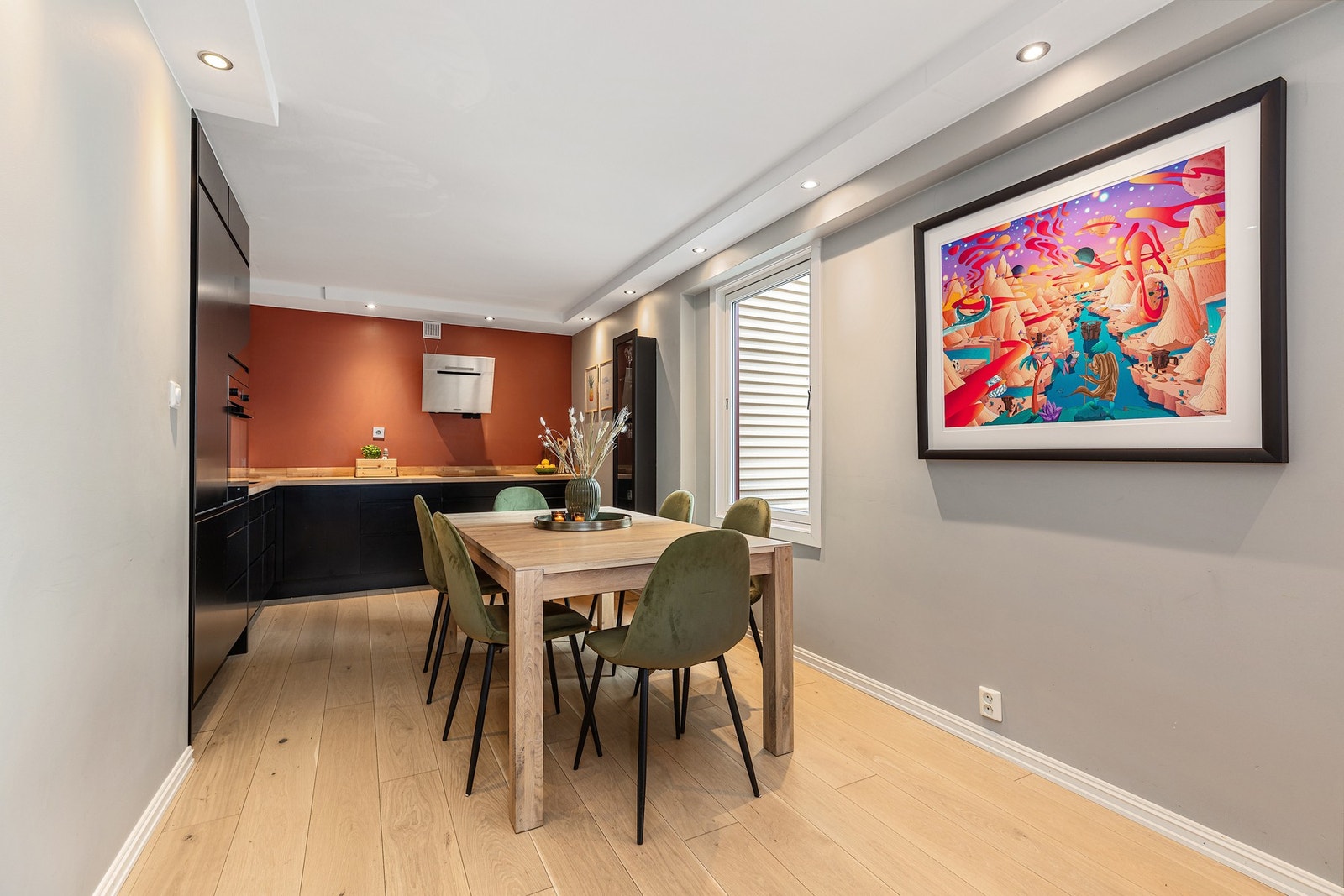 Den praktiske planløsningen gir god plass til stort spiseseksjon. Galleribilde