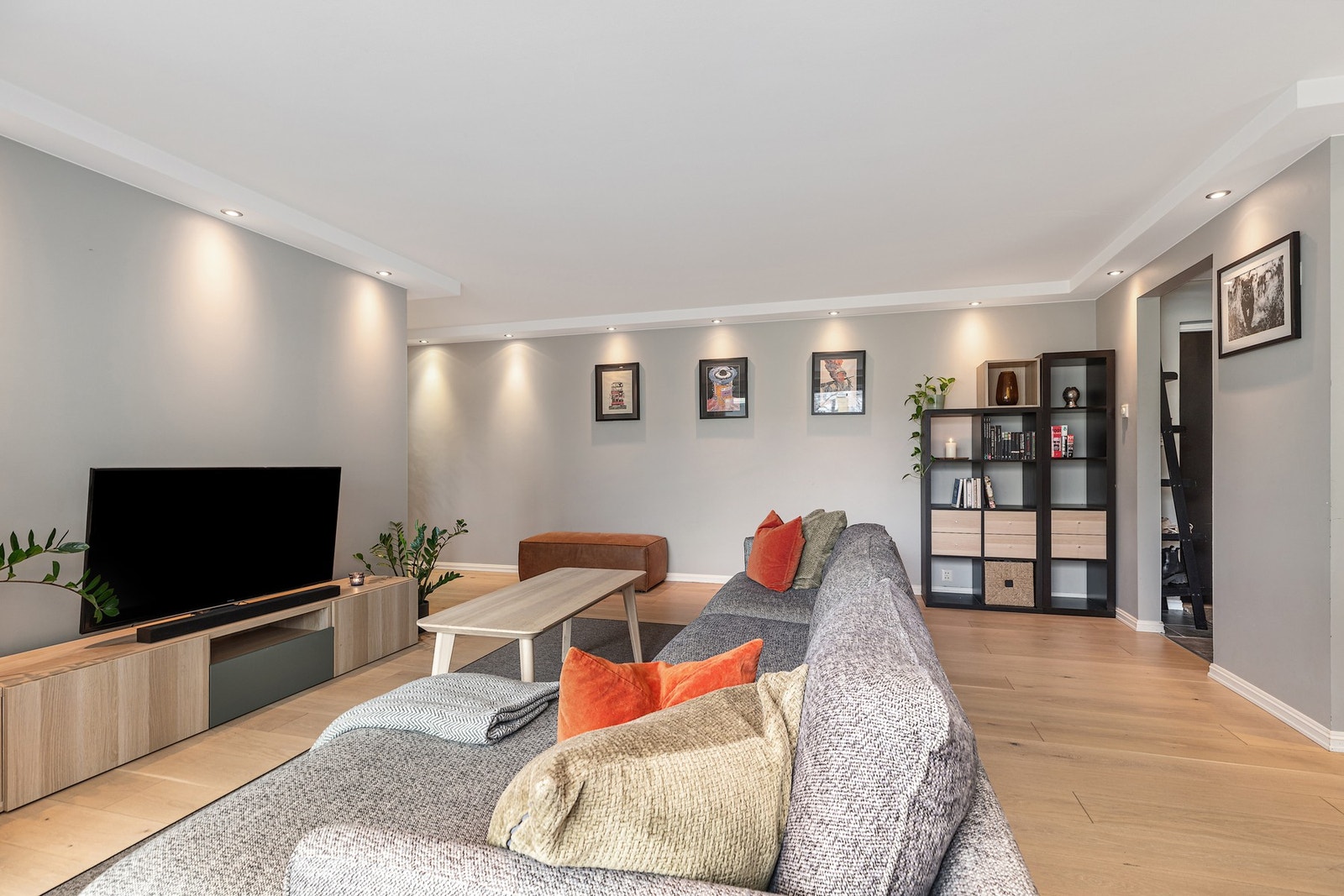 Innholdsrik og romslig leilighet med en praktisk åpen stue-kjøkken løsning. Galleribilde