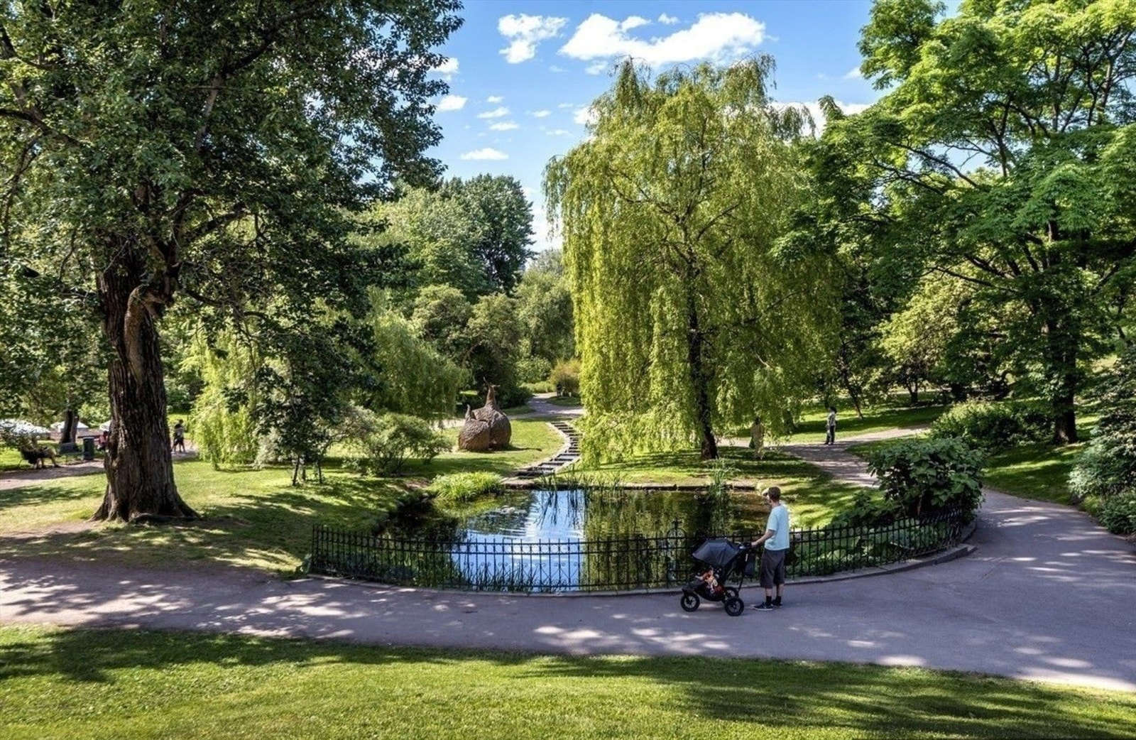 Botanisk hage i Oslo er en fredfull oase med et rikt planteliv og vakre stier. Galleribilde