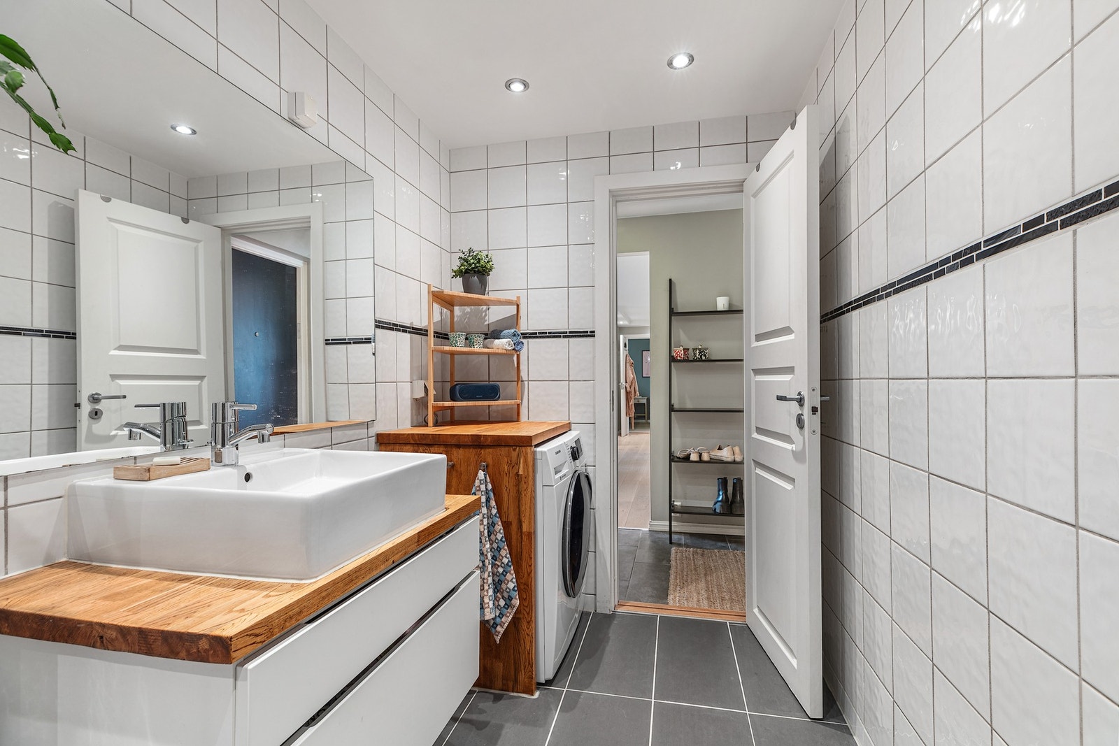 Det er varmkabler på guvlet, downlights i taket og det er opplegg for vaskemaskin. Galleribilde