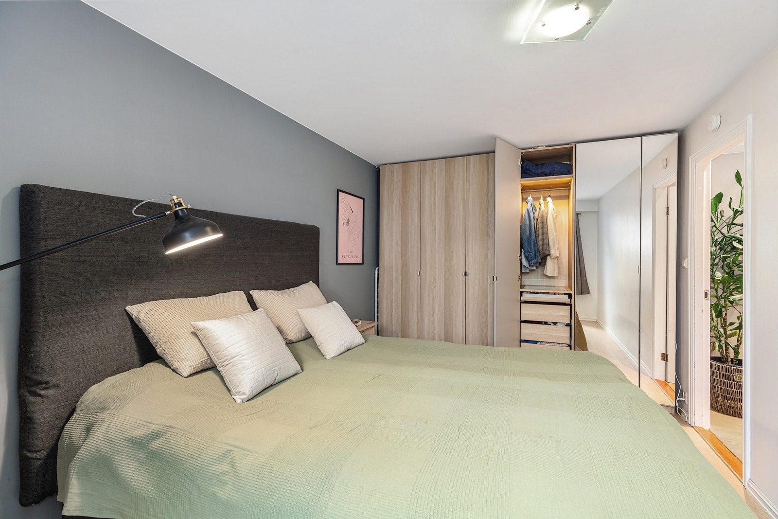 Hovedsoverommet har stor garderobe med god lagringsplass. Galleribilde