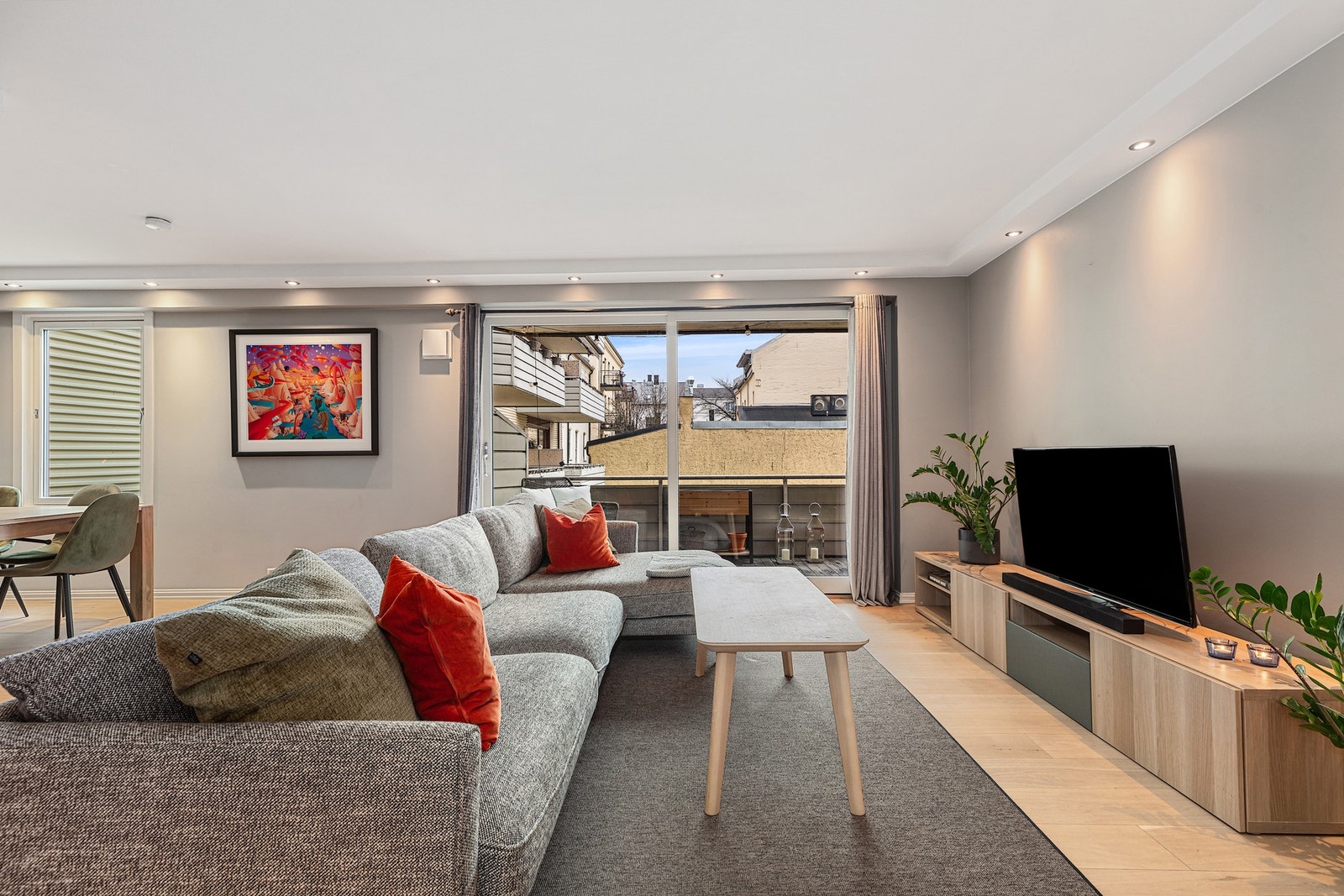 Fra stuen er det skyvedør ut til den store balkong som vender inn mot rolig bakgård. Galleribilde