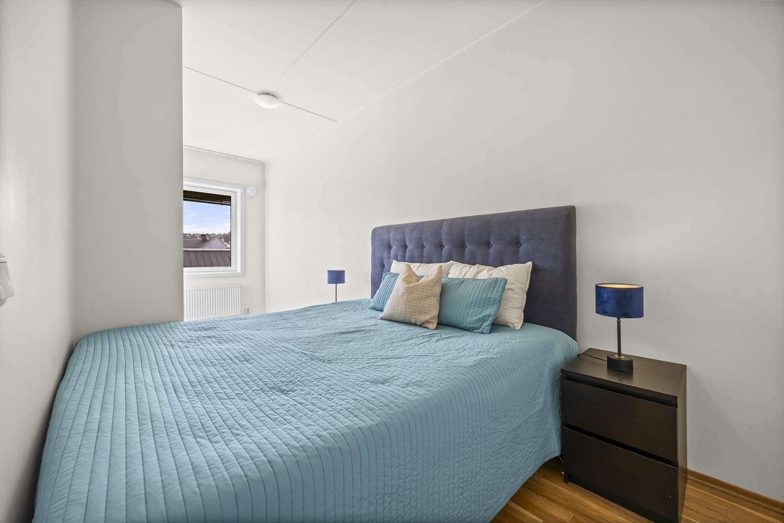 Stort soverom med skyvedør på hver side for utnyttelse av plassen og en stor garderobe til høyre for bildet Galleribilde