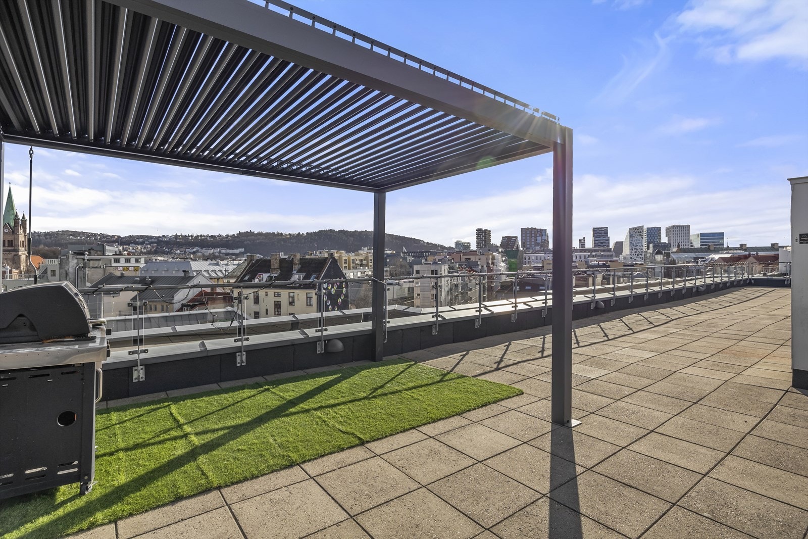 Flott takterrasse med muligheter for grilling Galleribilde