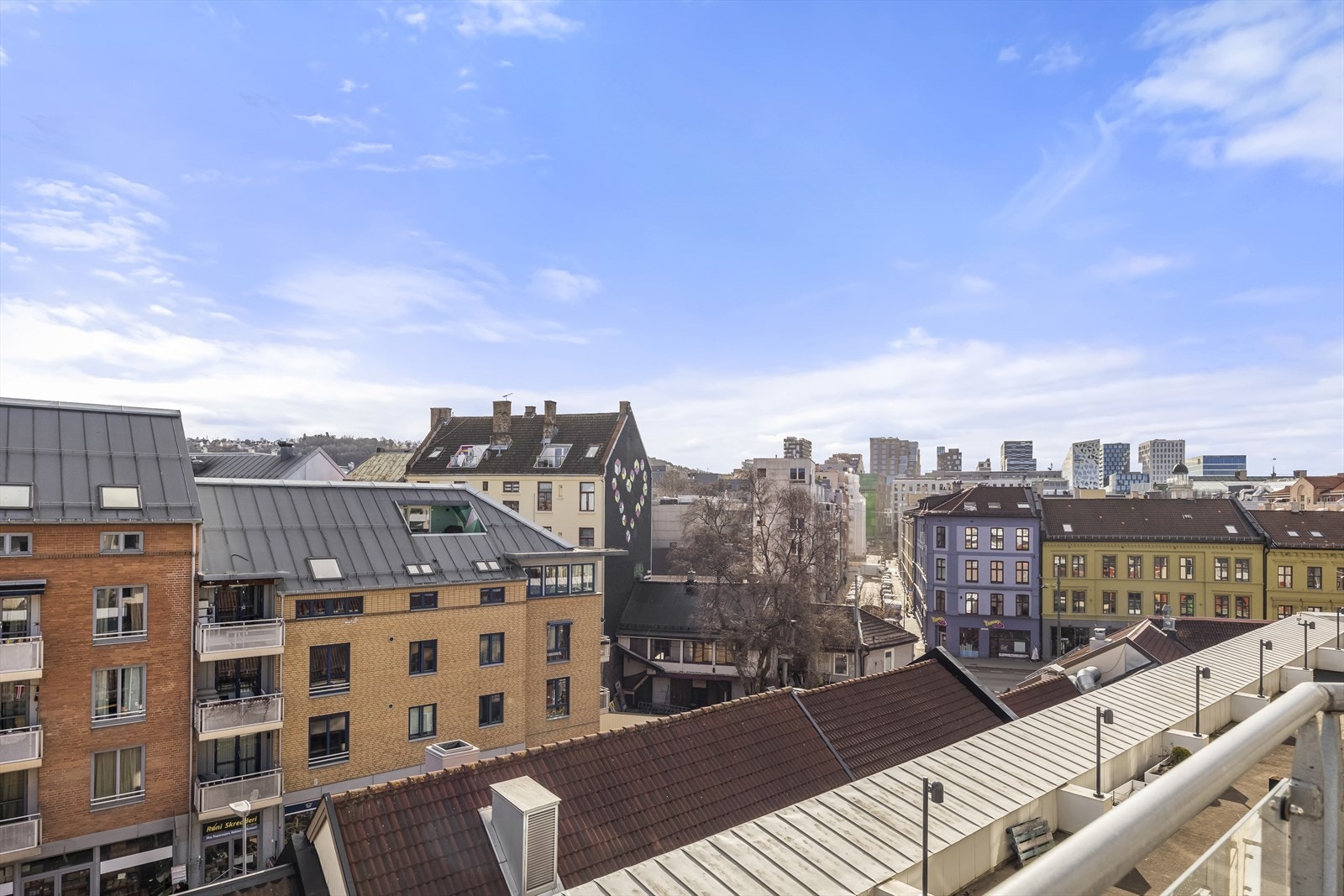 Balkongen er på ca.5,5kvm, har gode solforhold og er sør-østvendt Galleribilde