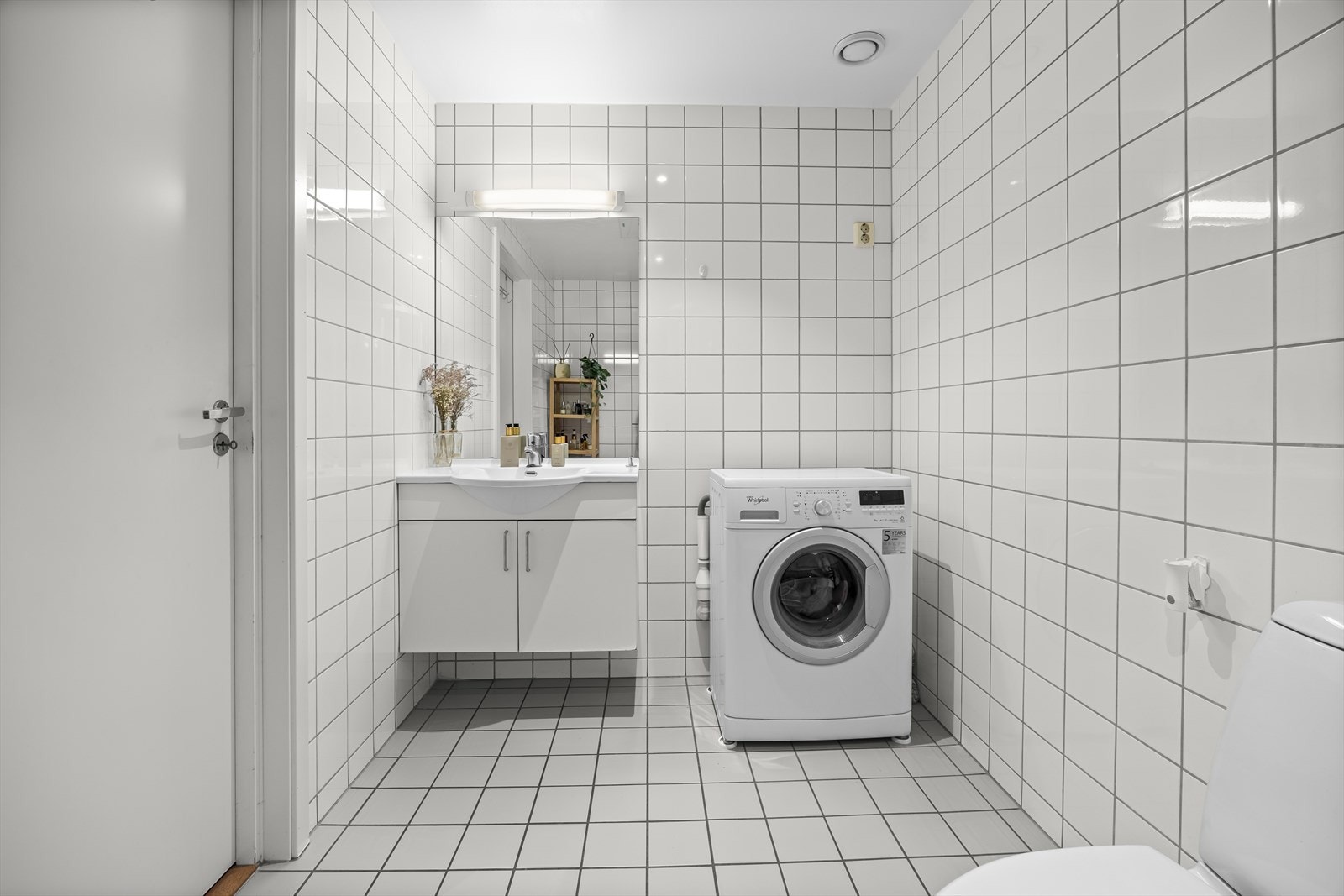 Pent og romslig baderom med varmekabler i gulv, og opplegg for vaskemaskin. Galleribilde