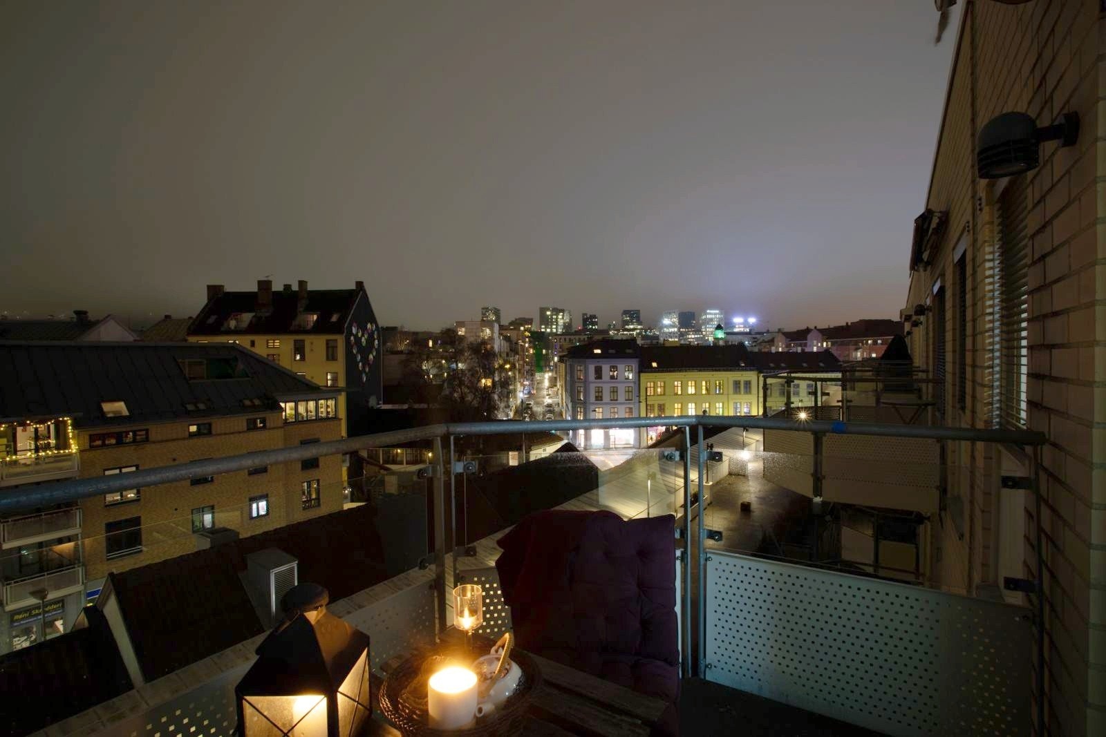 Stemningsbilde fra balkongen på kveldstid Galleribilde