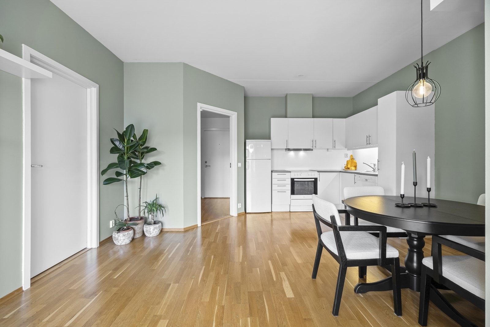 Praktisk åpen kjøkkenløsning mot spisestuen Galleribilde