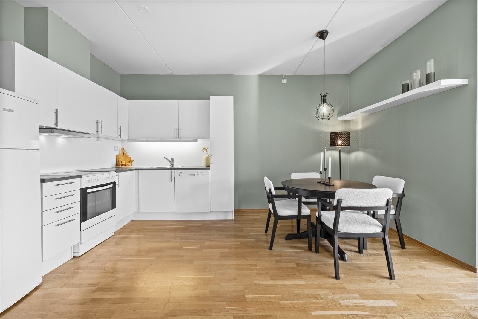 Rommet byr på god plass for sittegruppe Galleribilde