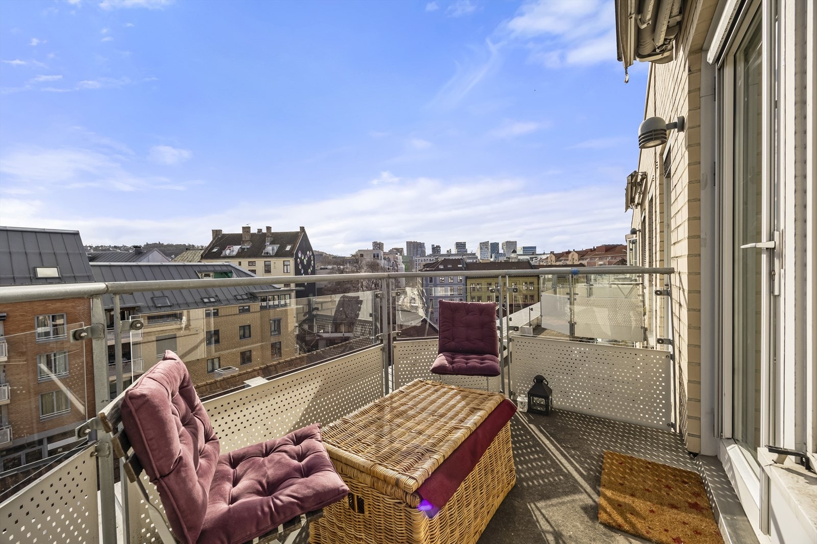 En lys og pen 3-roms selveier i 5etasje med flott utsikt og gode solforhold! Galleribilde