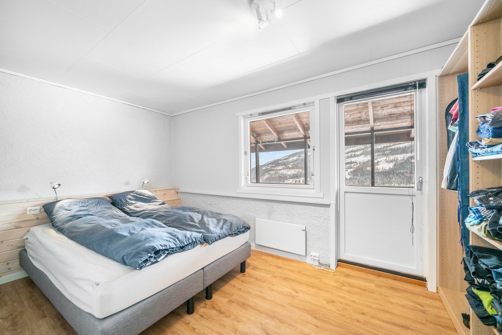 Soverom 1 i 1 etasje, har god plass til dobbelseng og garderobeskap. Utgang til balkong. Galleribilde