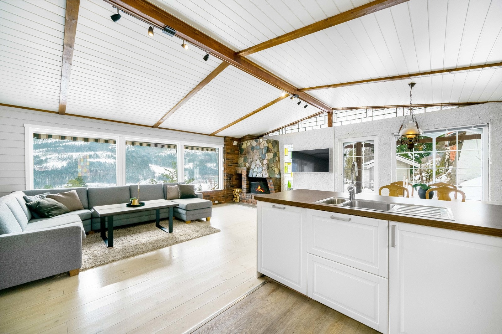 Frida Henriksveen ønsker velkommen til flotte Hønervegen 8! Galleribilde