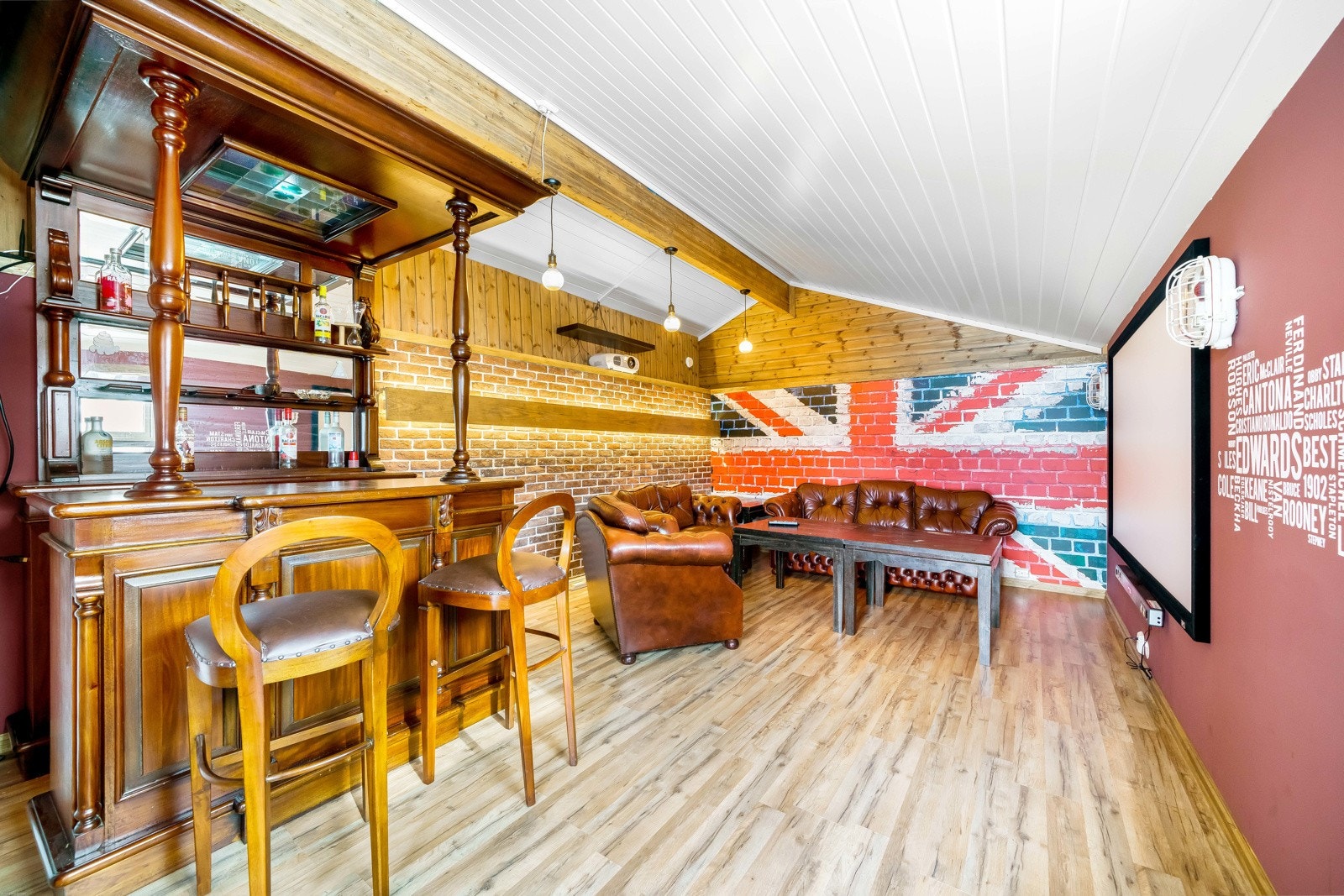 Utestue innredet til bar og filmrom. Galleribilde