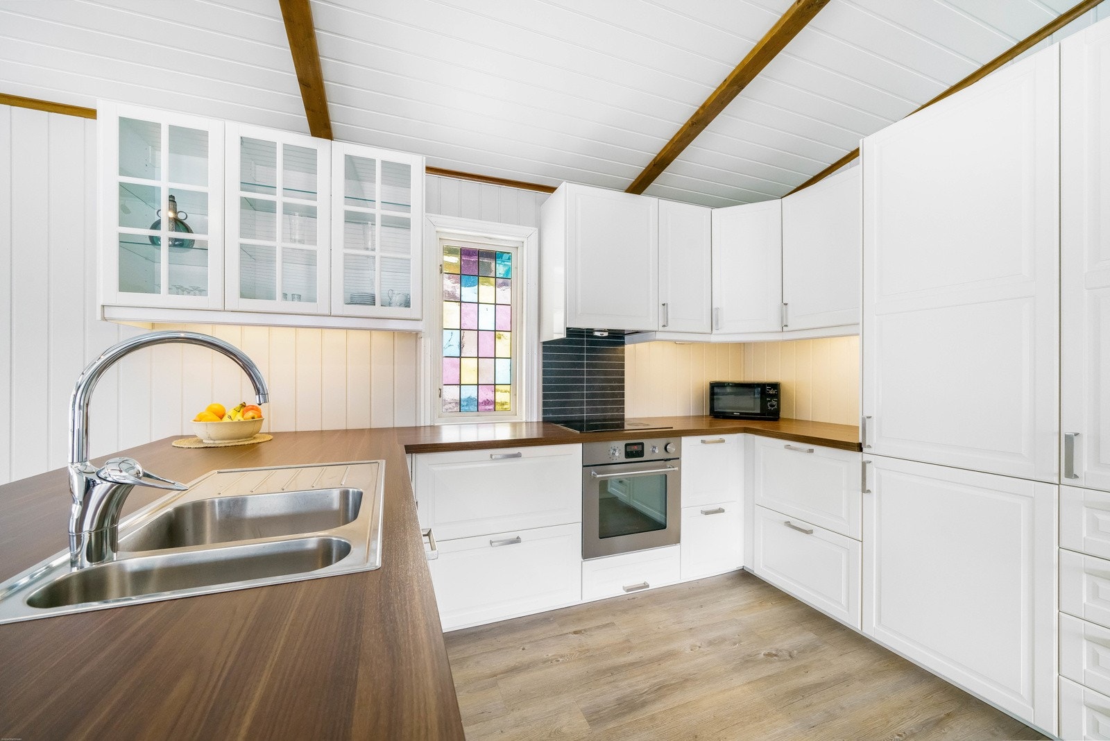 Kjøkkeninnredning fra 2016 med profilerte fronter og laminert benkeplate. Galleribilde