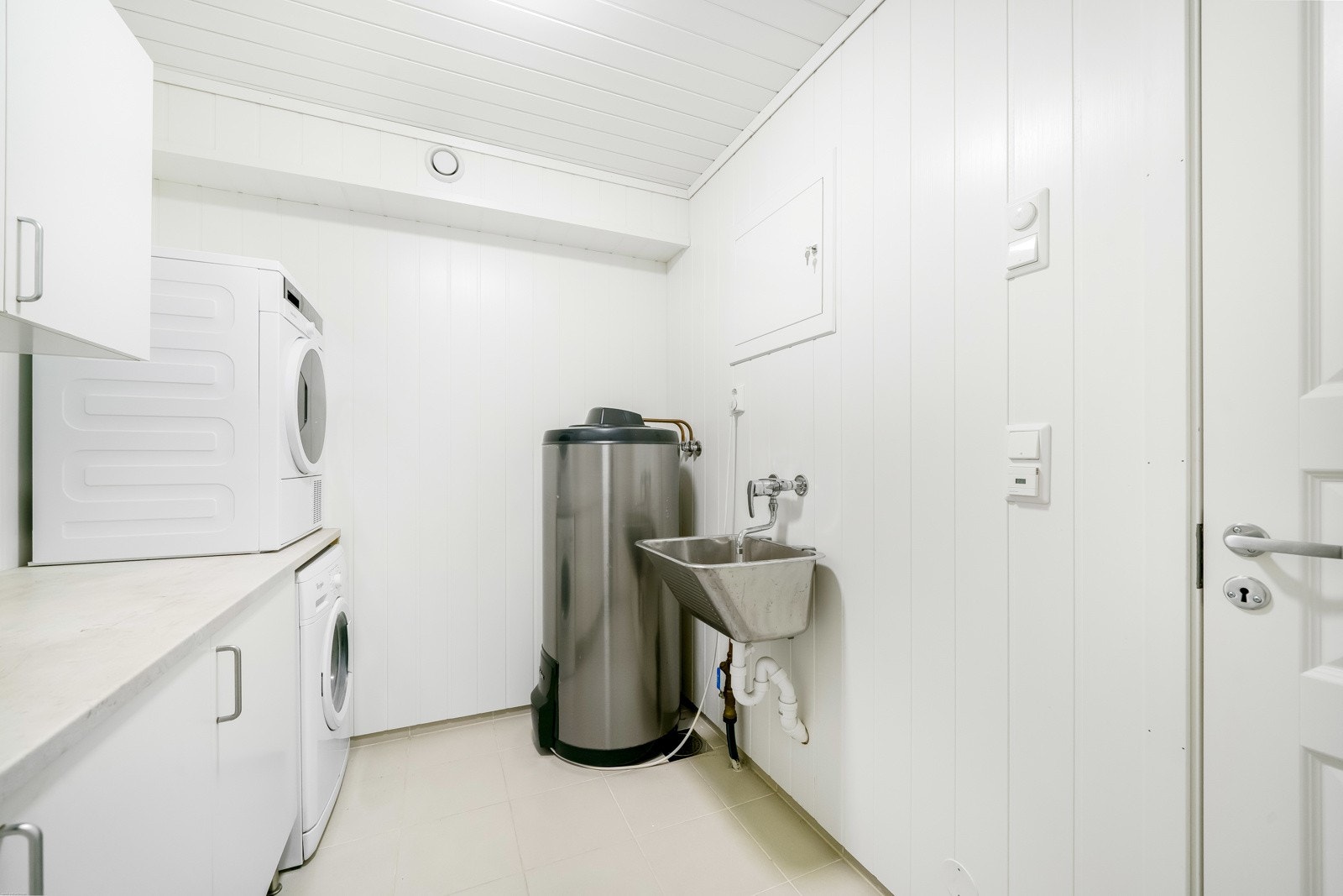 Vaskerom fra 2016 med varmekabler og innredning og utslagsvask. Galleribilde