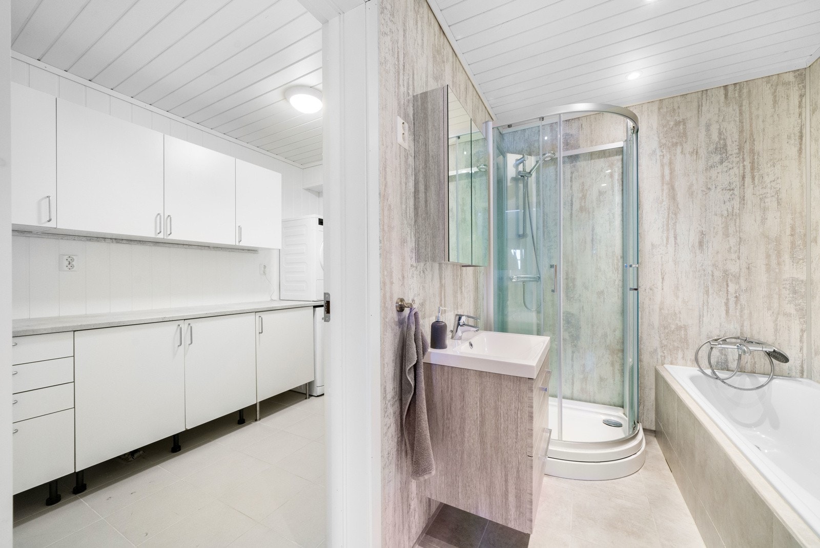 Bad og vaskerom i underetasje. Galleribilde