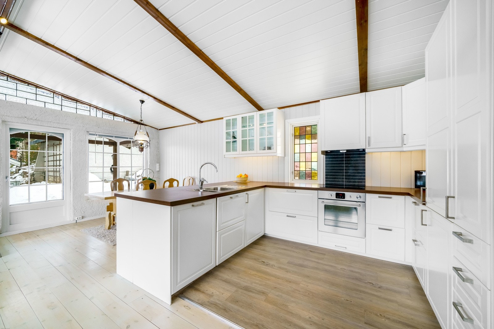 Bolig har åpen kjøkkenløsning med nyere kjøkkeninnredning fra 2016. Kjøkkendelen har nyere laminat på gulv, med vegger og himling i malt panel. Galleribilde