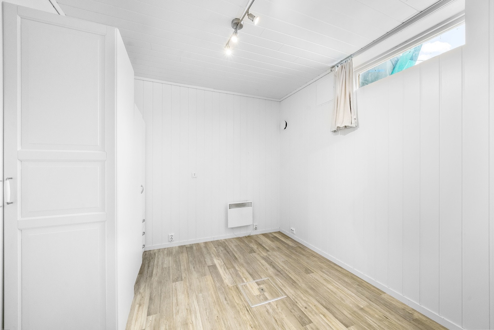 Bodrom i underetasje. Galleribilde