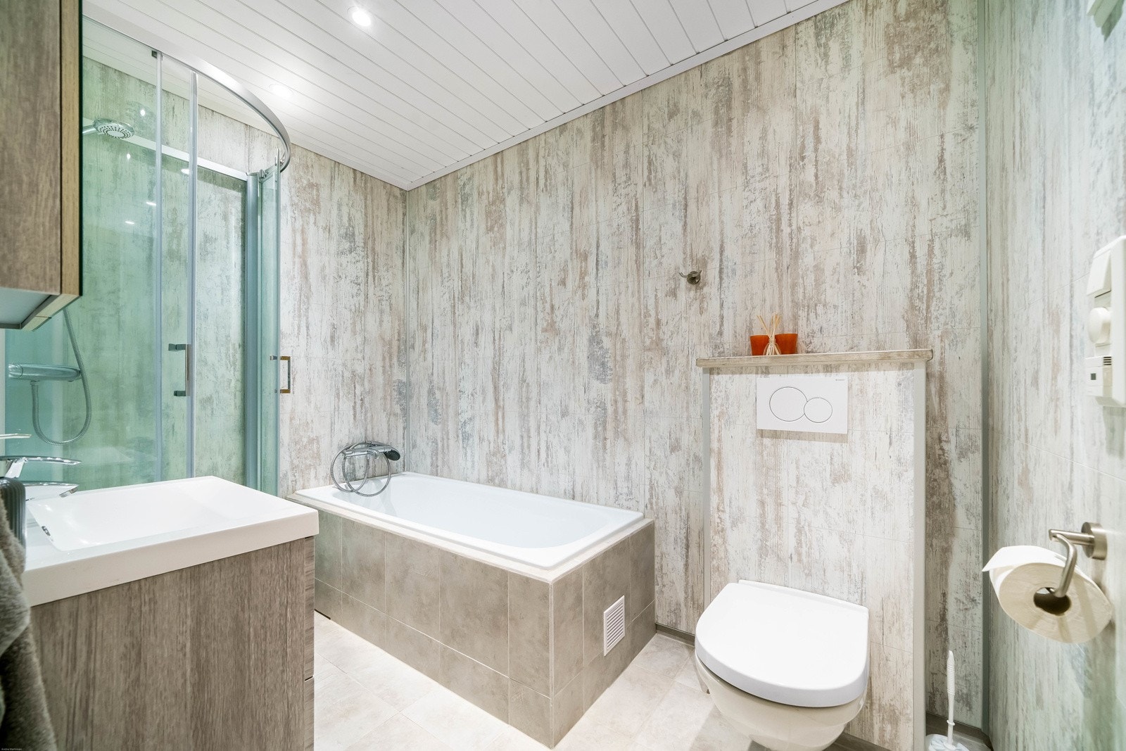 Badet har fliser med varmekabler på gulv og baderomsplater på vegg. Galleribilde