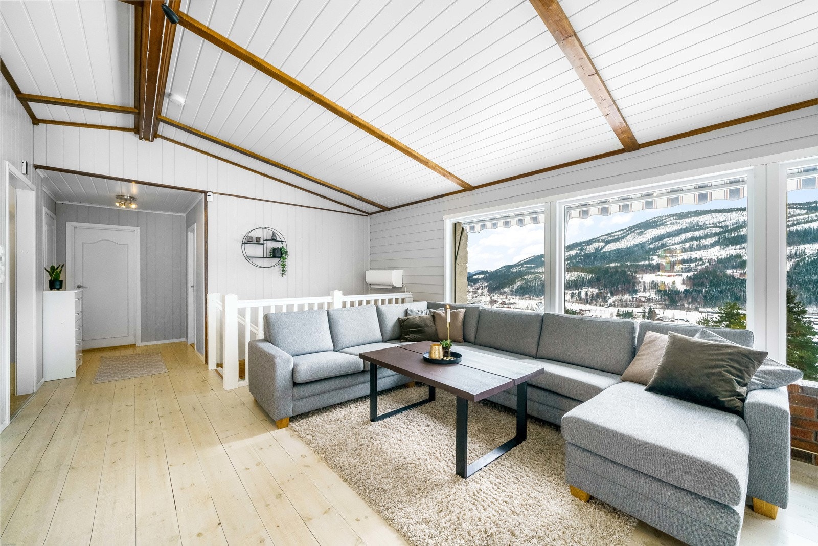 Stuen er lys og trivelig. Galleribilde