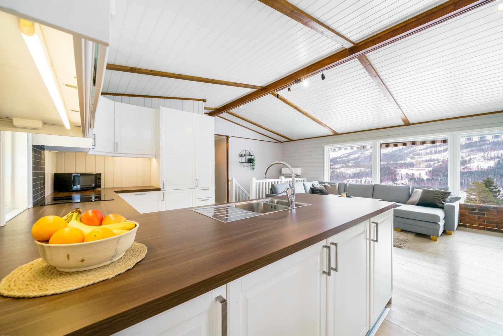 Åpen kjøkkenløsning og høyt under himling gir en romslig følelse. Galleribilde