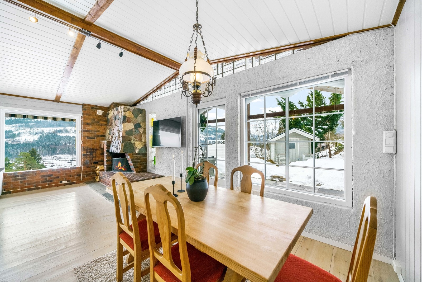 Spisestuen har god plass til hele familien. Galleribilde