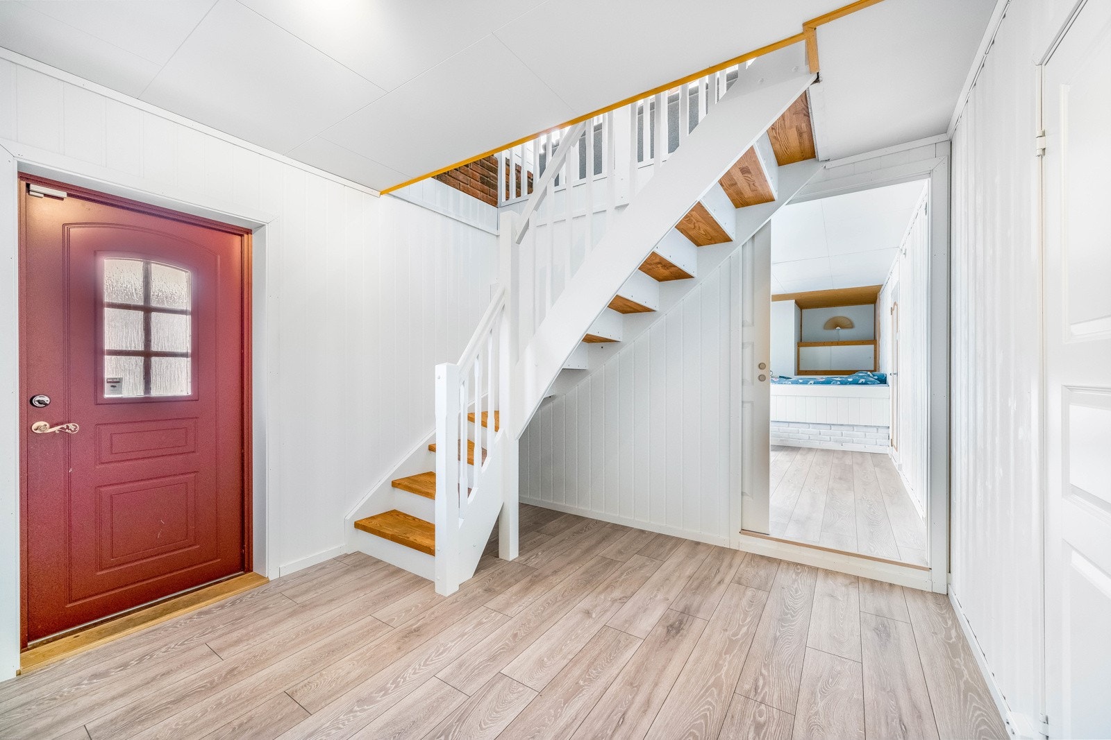 Gang i underetasje. Galleribilde