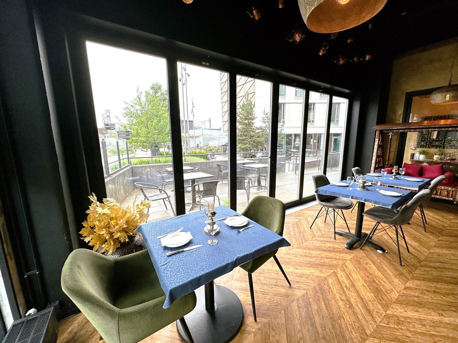 Her får du masse fottrafikk fra togstasjonen, samt Apotek1 og Rema 1000 på andre siden av gata Galleribilde