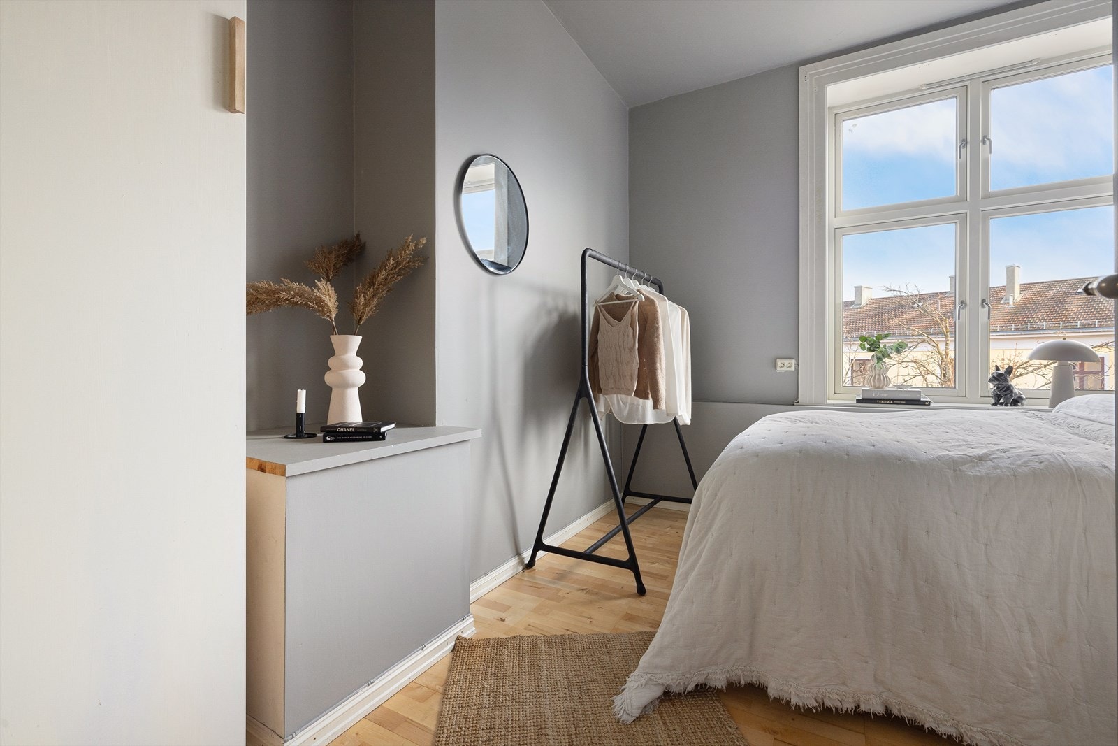 Usjenert og tilbaketrukket med fint utsyn, vendt mot rolig bakgård Galleribilde